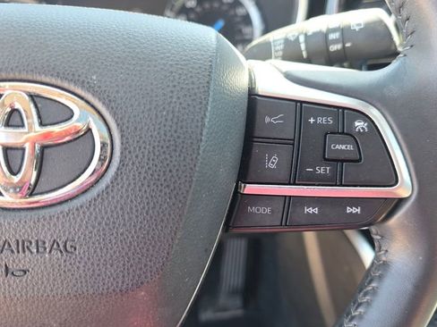 Used 2021 Toyota Highlander XLE AWD/4WD image 14