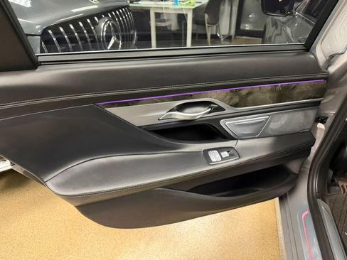 Used 2021 BMW 750i xDrive w/ Executive Package image 32