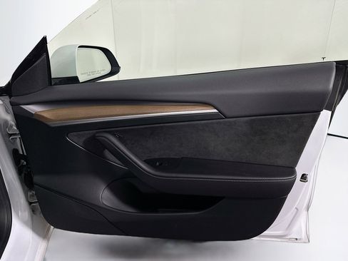 Used 2023 Tesla Model 3 Standard Range image 33