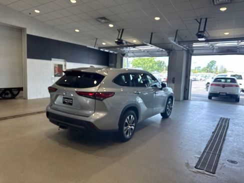 Used 2020 Toyota Highlander XLE FWD image 7