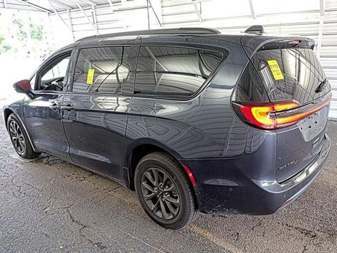 Used 2021 Chrysler Pacifica Limited w/ Uconnect Theater Family Group AWD/4WD image 3