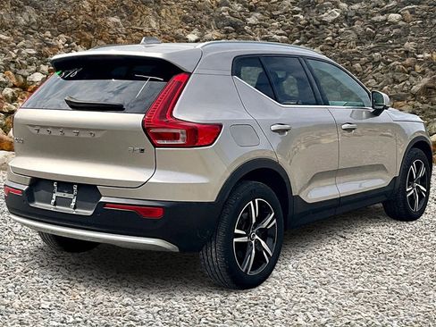 Used 2023 Volvo XC40 B5 Plus image 2