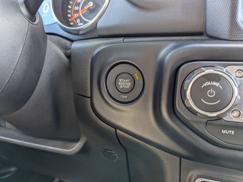 Used 2019 Jeep Wrangler Unlimited Sahara w/ Dual Top Group AWD/4WD image 17