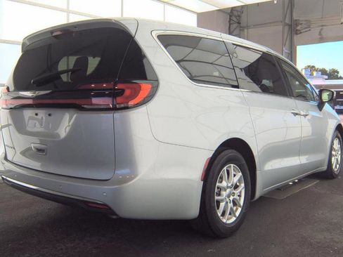 Used 2023 Chrysler Pacifica Touring-L image 2