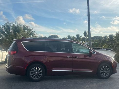 Used 2019 Chrysler Pacifica Touring-L Plus image 5
