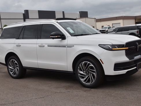 New 2026 Lincoln Navigator Reserve AWD/4WD image 34