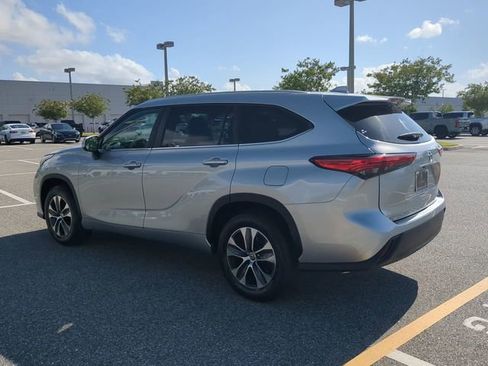 Used 2023 Toyota Highlander XLE FWD image 6