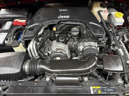 Used 2018 Jeep Wrangler Unlimited Sahara AWD/4WD image 12