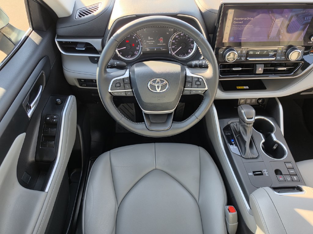 Used 2023 Toyota Highlander XLE FWD image 14