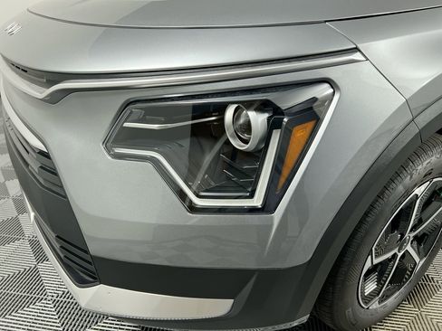 New 2025 Kia Niro SX image 11