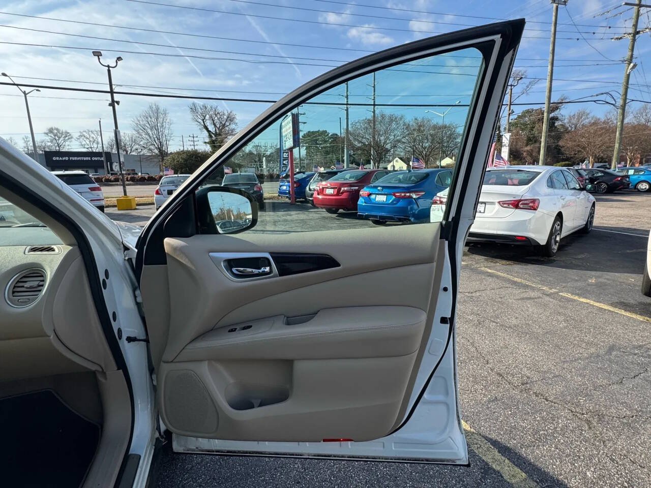 Used 2014 Nissan Pathfinder Platinum AWD/4WD image 13