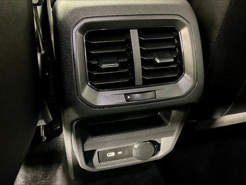 Used 2022 Volkswagen Tiguan SE image 32