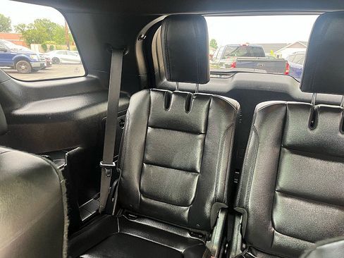 Used 2017 Ford Explorer XLT w/ Equipment Group 202A AWD/4WD image 20