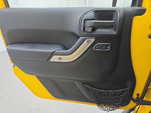 Used 2015 Jeep Wrangler Unlimited Rubicon w/ Connectivity Group image 25