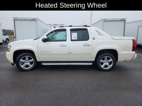 Used 2013 Chevrolet Avalanche LTZ image 4