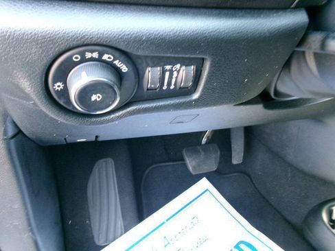 Used 2025 Chrysler Pacifica Select FWD image 15
