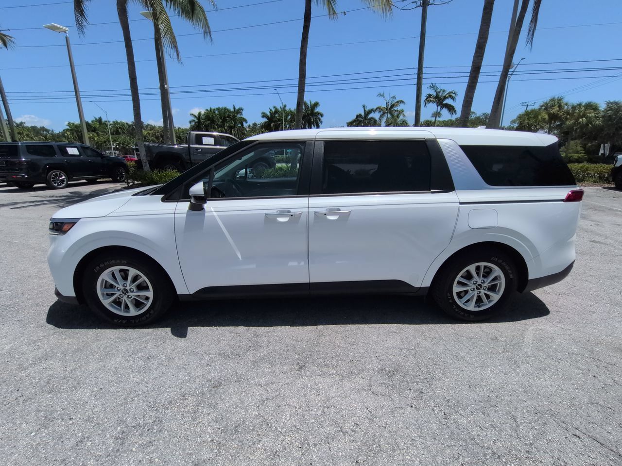 Used 2023 Kia Carnival LX FWD image 8