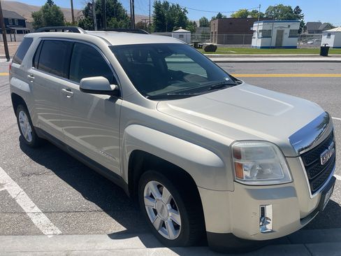 Used 2013 GMC Terrain SLT w/ Safety Package AWD/4WD image 3