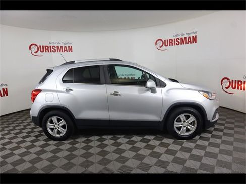 Used 2020 Chevrolet Trax LT w/ LT Convenience Package image 13