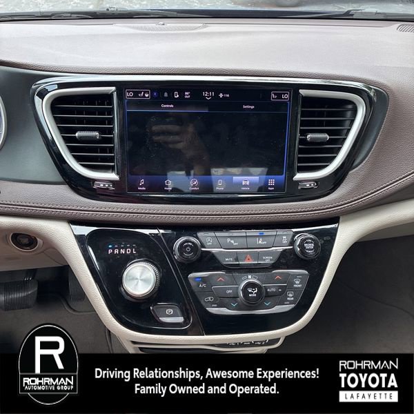 Used 2021 Chrysler Pacifica Touring-L FWD image 11
