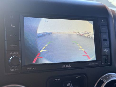 Used 2015 Jeep Wrangler Unlimited Sahara image 30