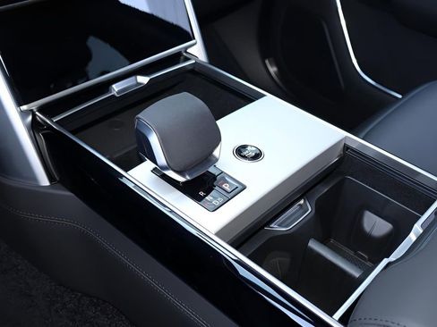 New 2026 Land Rover Range Rover Long Wheelbase SE image 26