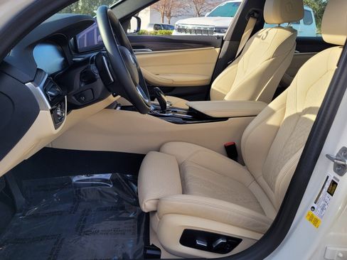 Used 2023 BMW 530i w/ Premium Package image 10