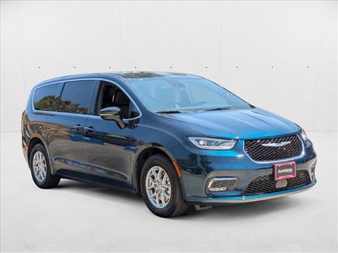 New 2025 Chrysler Pacifica Select image 6