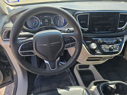 Used 2022 Chrysler Pacifica Touring-L FWD image 18