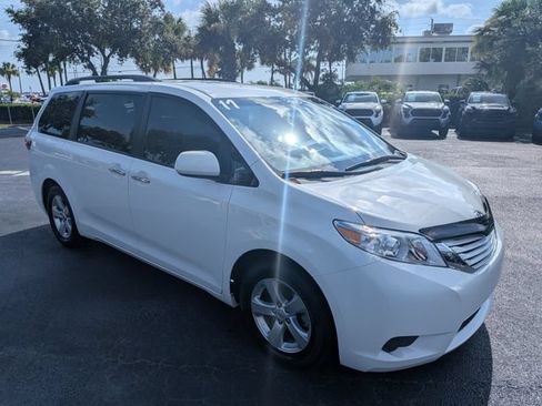 Used 2017 Toyota Sienna LE FWD image 4