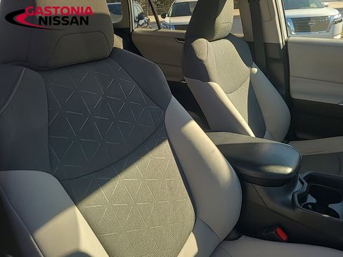 Used 2019 Toyota RAV4 XLE w/ Phone Cable & Charge Package image 25