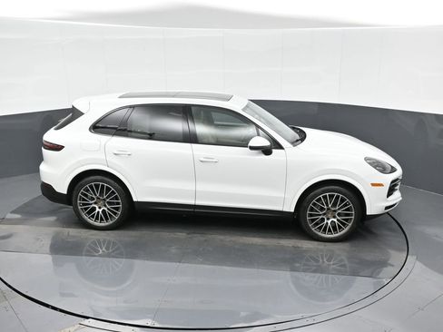 Certified 2023 Porsche Cayenne Platinum Edition image 31