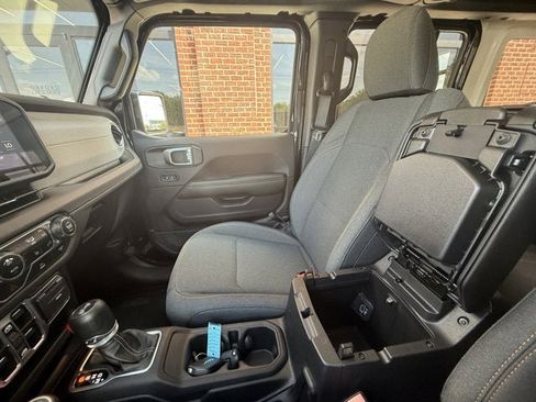 Used 2025 Jeep Wrangler Sahara AWD/4WD image 29