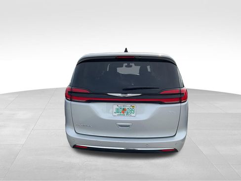 Used 2023 Chrysler Pacifica Touring-L image 8