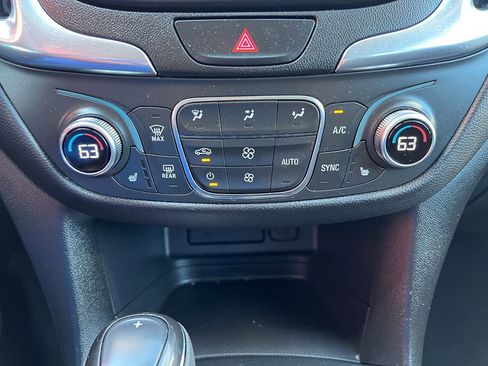Used 2021 Chevrolet Equinox LT FWD image 24