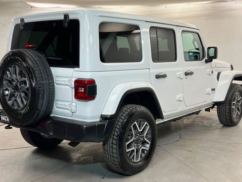 Used 2025 Jeep Wrangler Unlimited Sahara AWD/4WD image 5