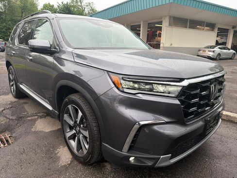 Used 2025 Honda Pilot Touring image 3