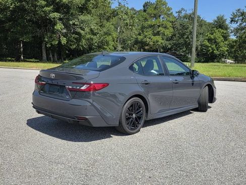 Used 2025 Toyota Camry SE w/ Convenience Package FWD image 5