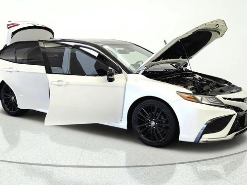 Used 2021 Toyota Camry XSE FWD image 11