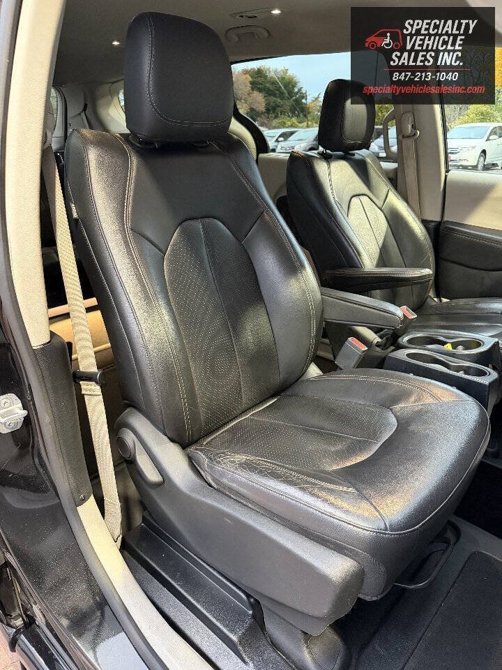 Used 2018 Chrysler Pacifica Touring-L FWD image 26