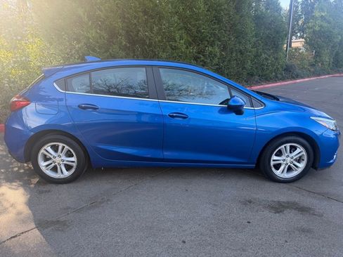 Used 2017 Chevrolet Cruze LT w/ Convenience Package image 2