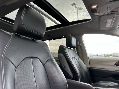 Used 2023 Chrysler Pacifica Limited FWD image 17