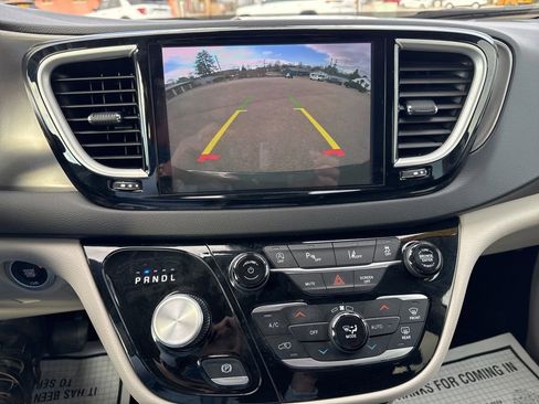 Used 2024 Chrysler Pacifica Touring-L image 42