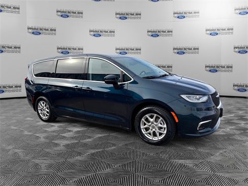 Used 2023 Chrysler Pacifica Touring-L image 7