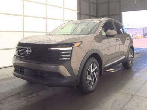 Used 2025 Nissan Kicks SV w/ SV Premium Package FWD image 2
