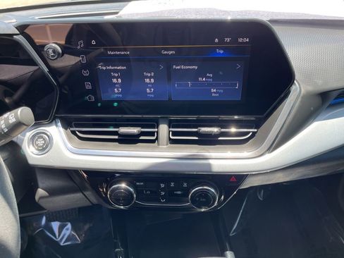 Used 2025 Chevrolet Trax LT FWD image 19