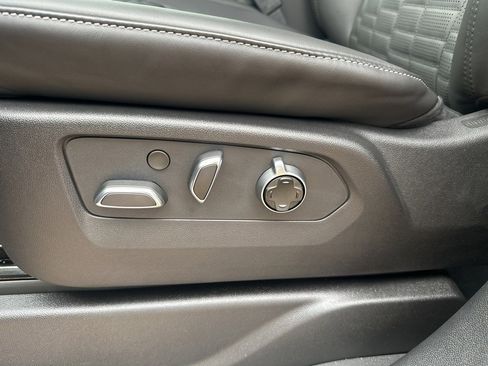 Used 2025 Cadillac Escalade ESV V w/ LPO, ONYX Package image 18