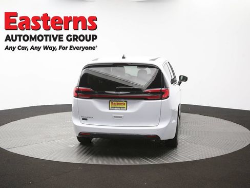 Used 2023 Chrysler Pacifica Touring-L FWD image 39