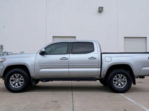 Used 2018 Toyota Tacoma SR5 RWD image 16