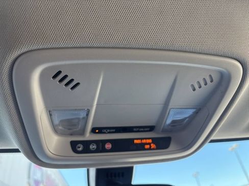 Used 2020 Chevrolet Traverse LT FWD image 18